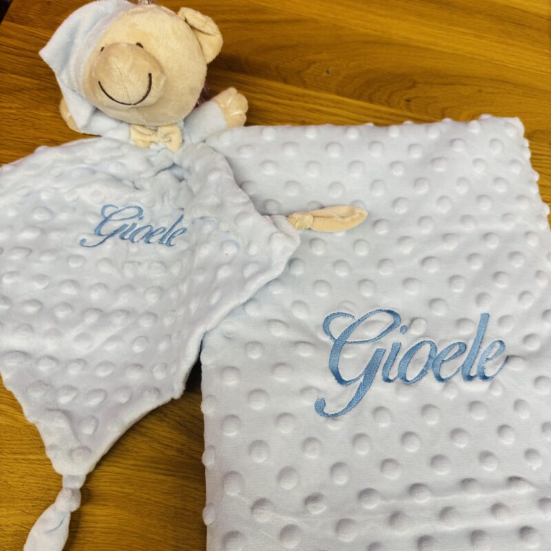 Copertina in ciniglia minky personalizzata con doudou coordinato