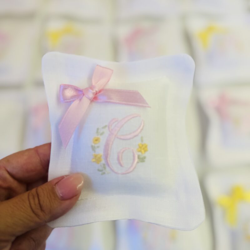 Cuscinetto Segnaposto in Puro Lino con Iniziale Ricamata