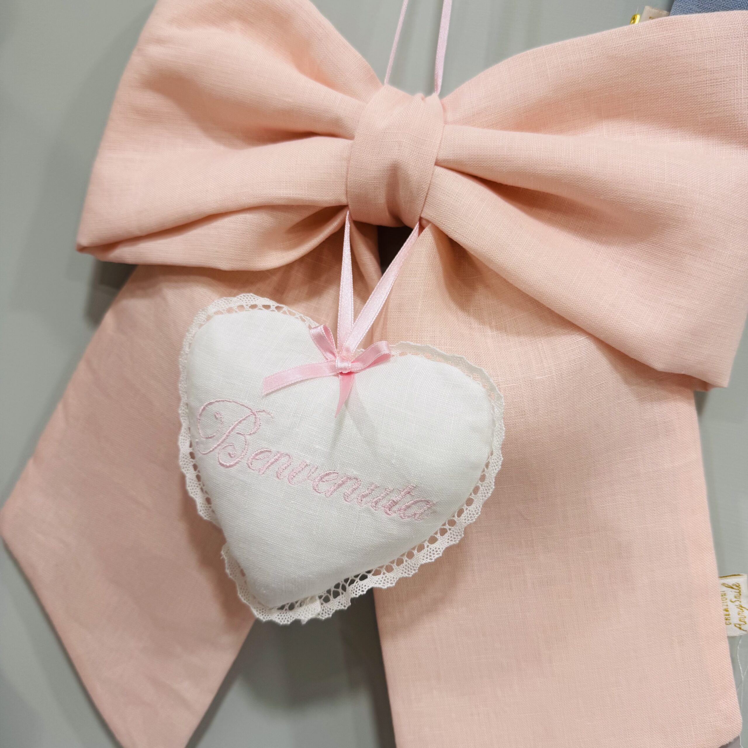 Fiocco Nascita Sartoriale in Puro Lino Rosa con cuore Personalizzato - immagine 3