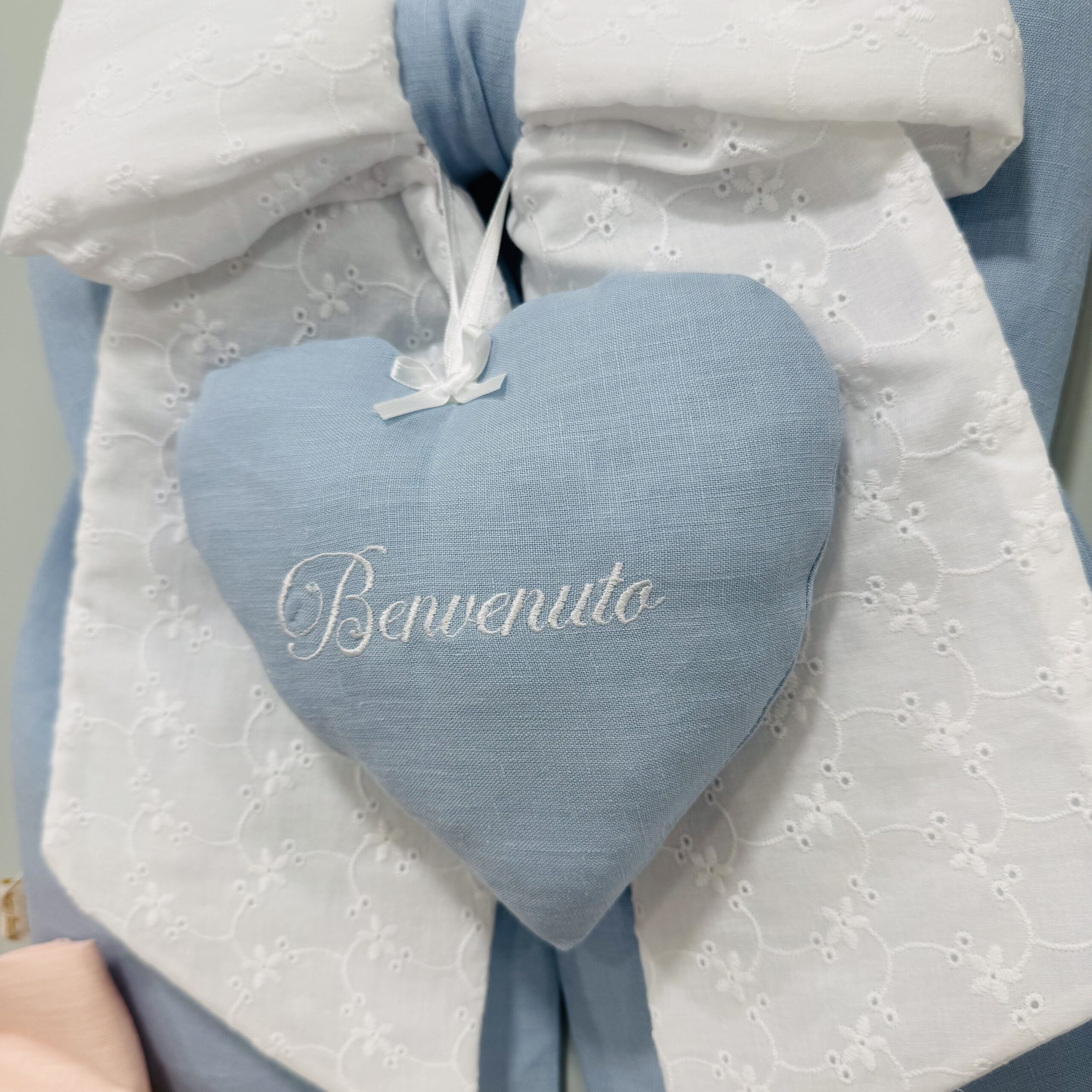 Fiocco NAscita sartoriale in Puro Lino e Pizzo Sangallo con Cuore Personalizzato - immagine 2