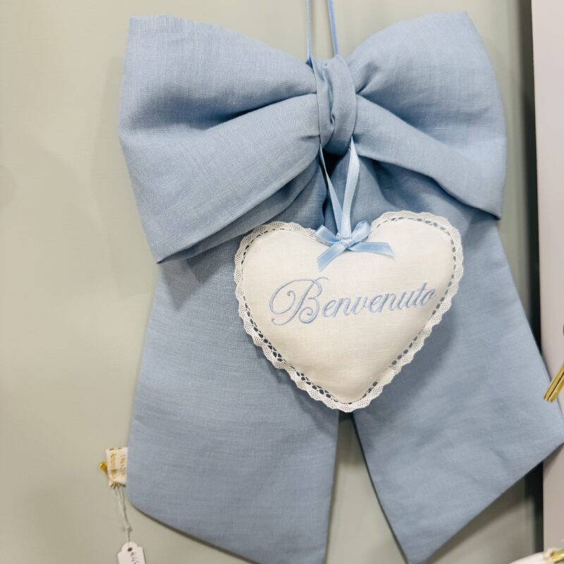 Fiocco Nascita Sartoriale in Puro Lino celeste con cuore personalizzato