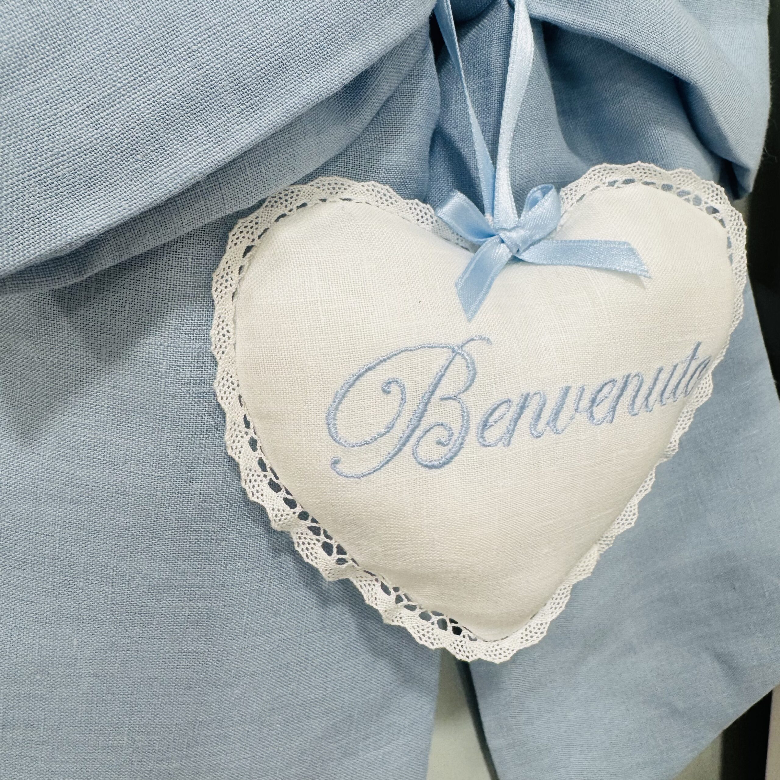 Fiocco Nascita Sartoriale in Puro Lino celeste con cuore personalizzato - immagine 3