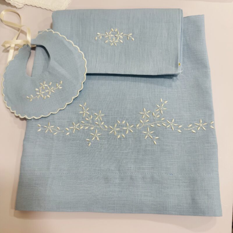 Completo Carrozzina in Puro Lino Celeste con Ricamo Floreale