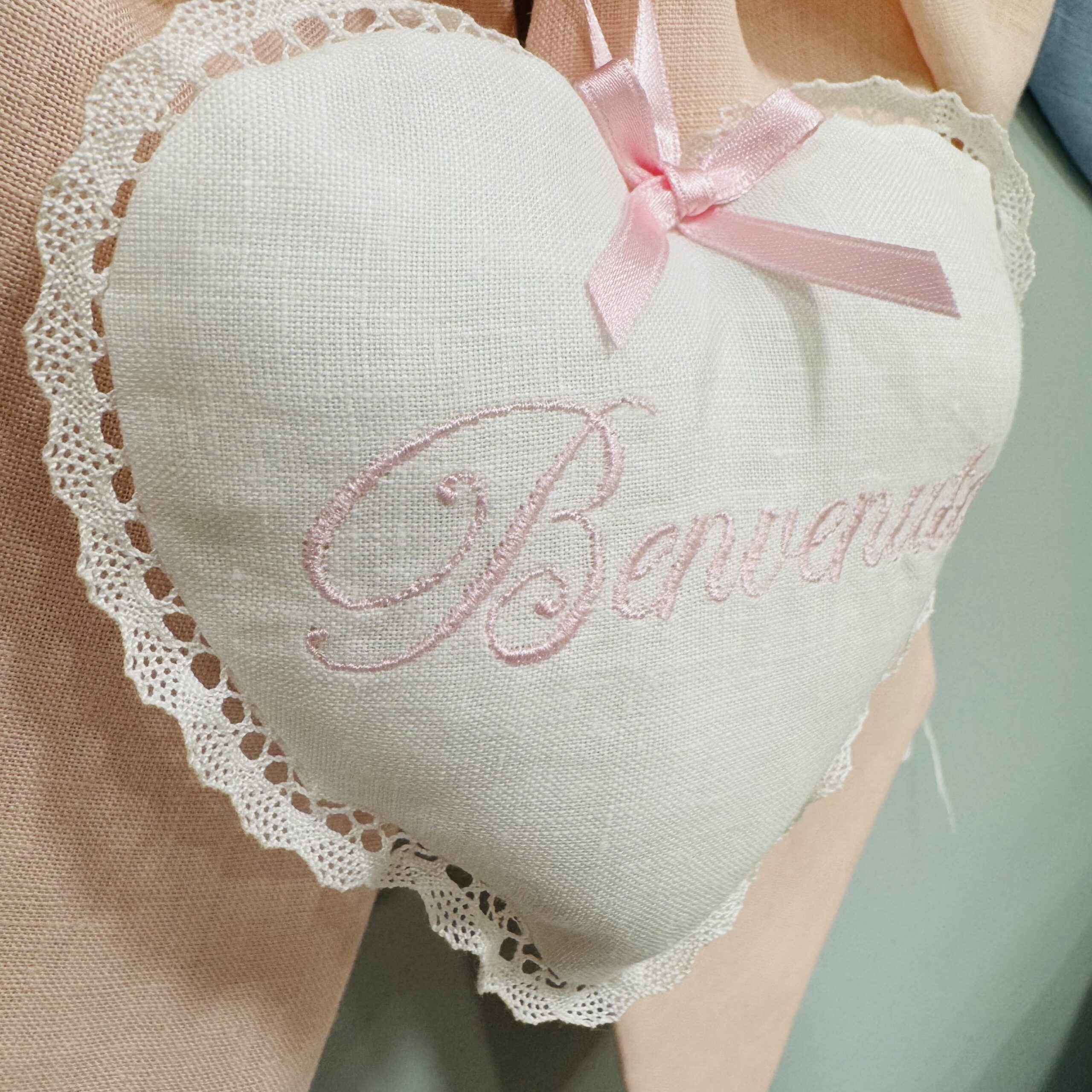 Fiocco Nascita Sartoriale in Puro Lino Rosa con cuore Personalizzato - immagine 5